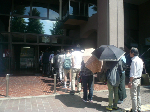 会場前、歩道にも行列ができた。（熊本市中央区桜町1で）