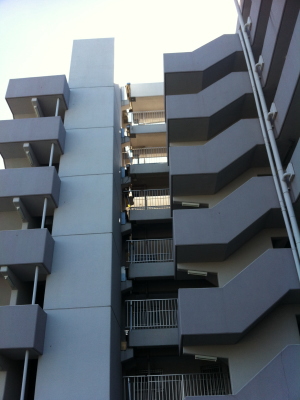新たに判明した大規模損壊のマンション、中心部で、右に倒れ掛かる棟、隙間が空いている ＝熊本市内で