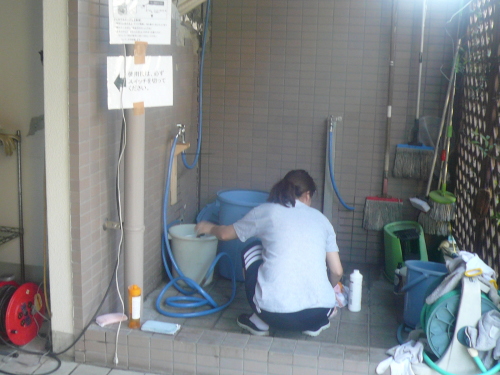 応急に取り付けた水場で水をくむ(熊本市中央区)